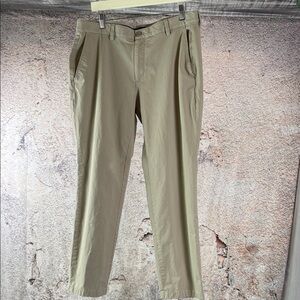 Vineyard Vines Men's Khaki Chinos size 36x30. A557